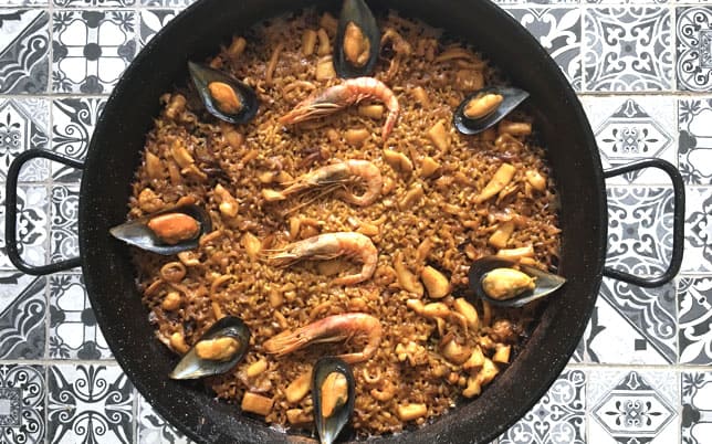 Finished seafood paella