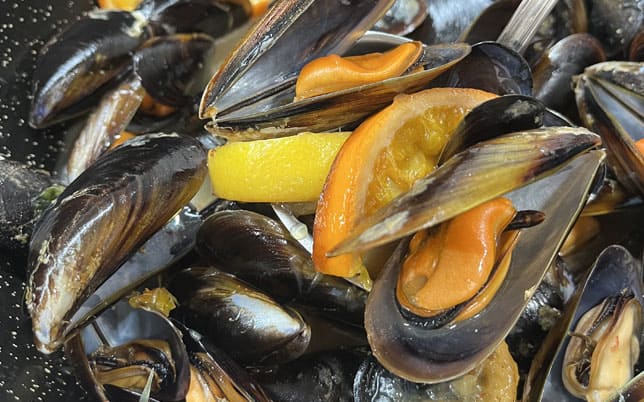 Steamed mussels